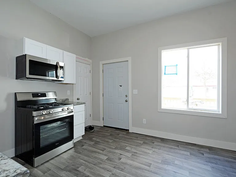 294 Winifred St E — Photo 2