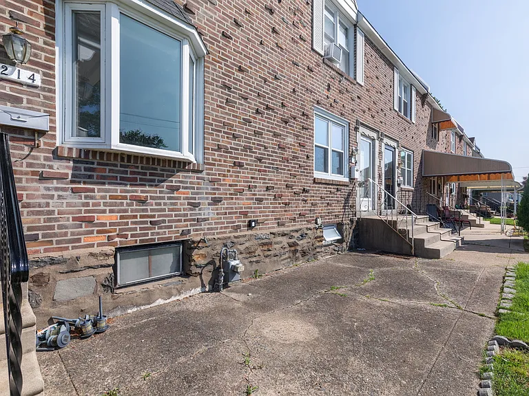 214 Westbridge Rd — Photo 2