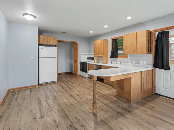 1017 S Clark St, Pella, IA 50219