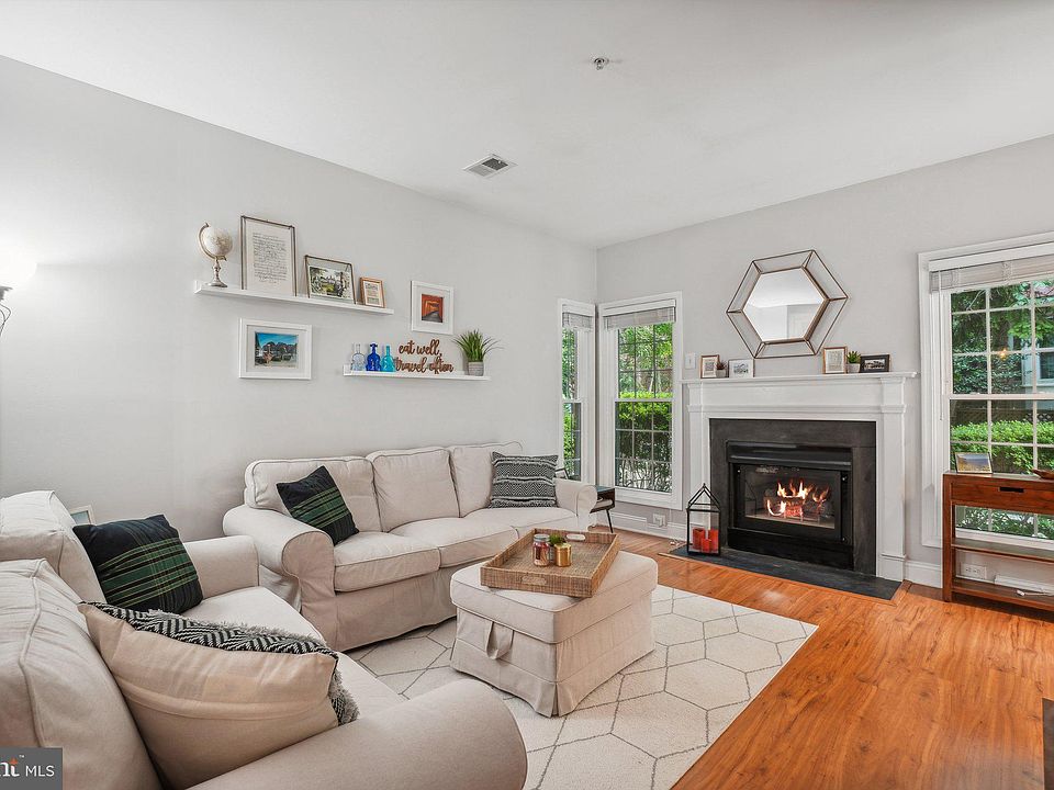 1st image of 2350 Garnett Dr #4