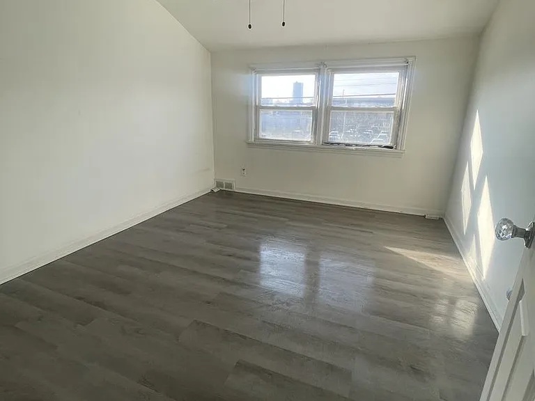 326 Northland Ave — Photo 2