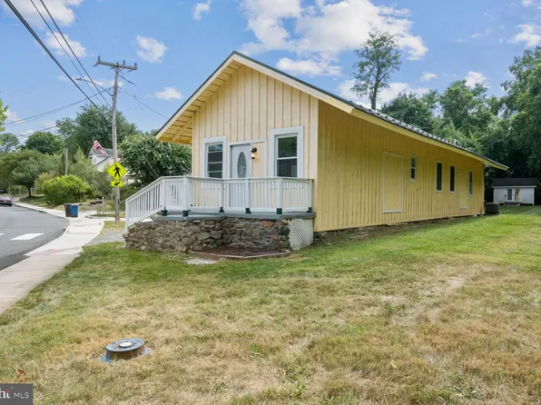 34 Main St, Round Hill, VA 20141