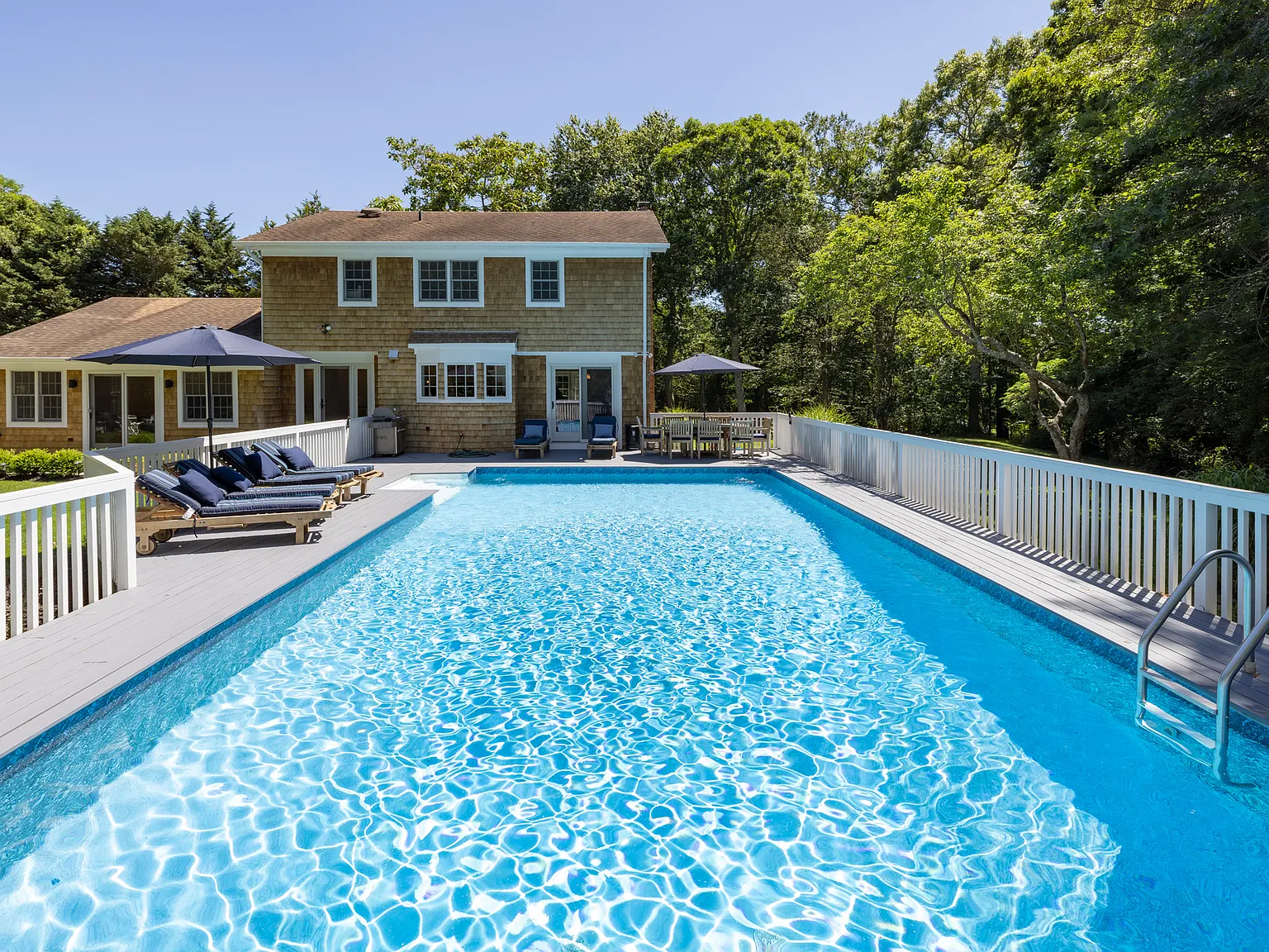Secluded 4 Bedroom in Southampton with Heated Pool — Photo 2