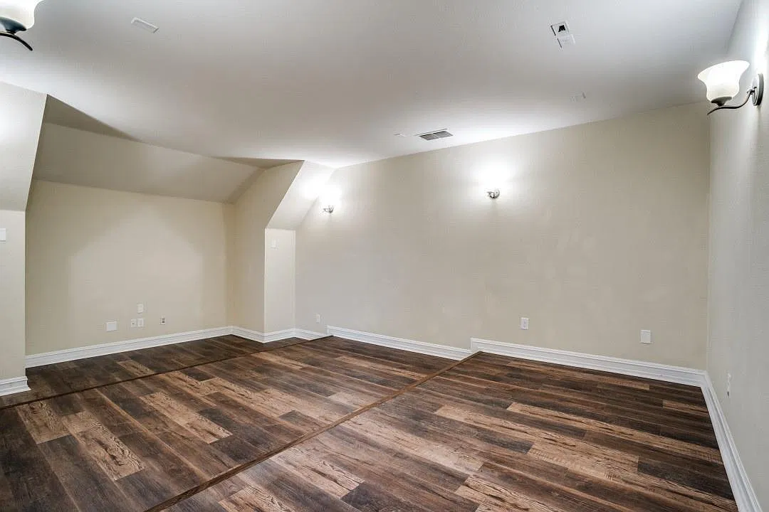 4 bed, 3669 sqft, $3,999 — Photo 4