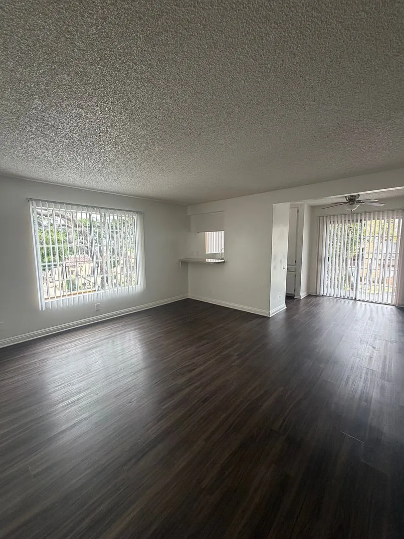 Building Photo - 1502