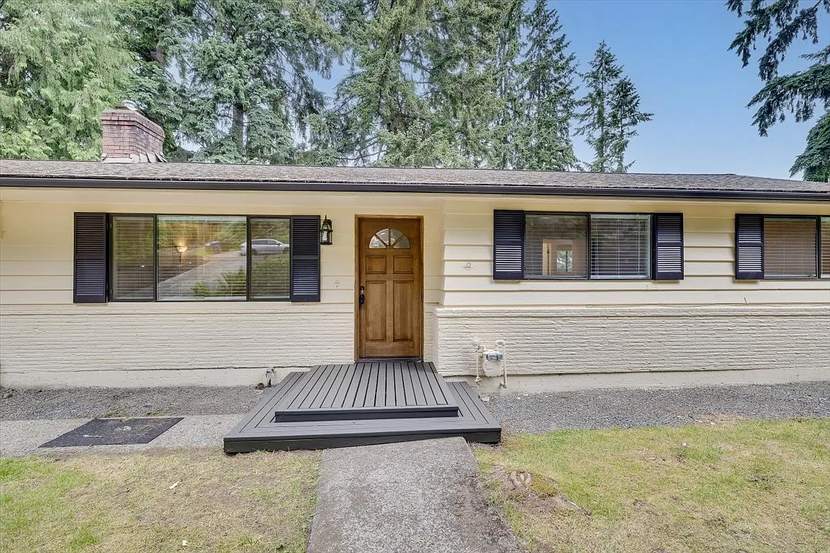 Spacious 3 bed 2.5 bath in Eastgate neighborhood. — Photo 1