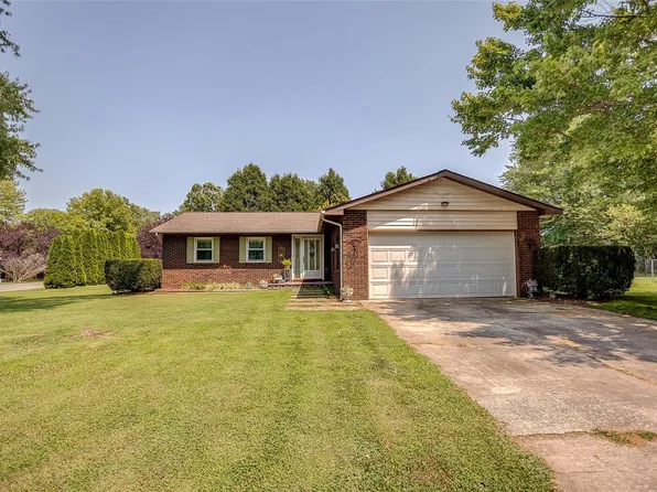 515 Oakwood Dr, Troy, IL 62294