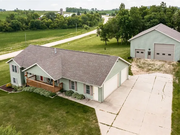 21783 98th St, Anamosa, IA 52205