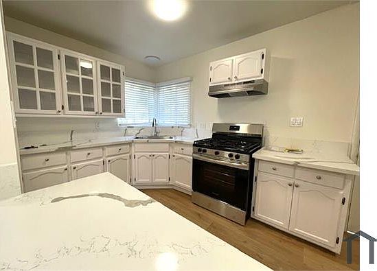 4th image of 1526 W 52nd St
