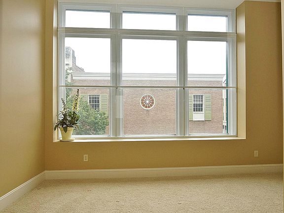 5th image of 102 Campbell Ave SW Unit 3