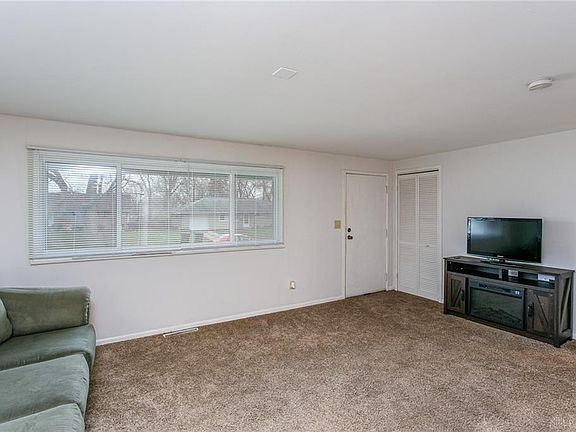 3rd image of 3572 Utica Dr