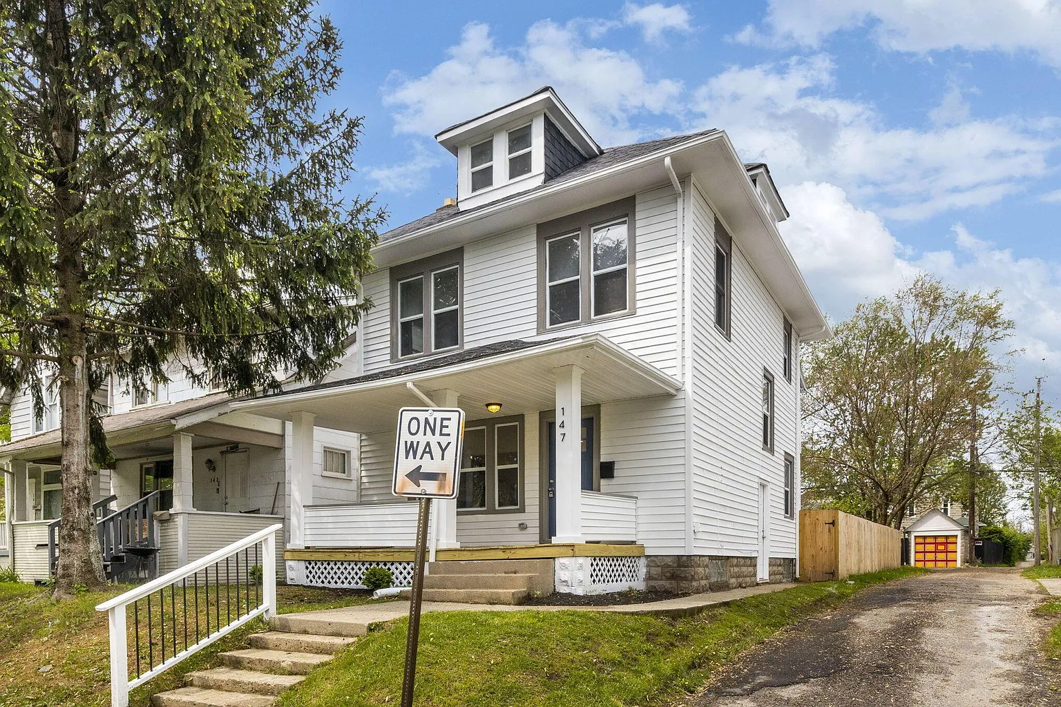 147 N Ogden Ave photo 1