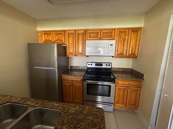 5th image of 1241 SW 46th Ave APT 1008