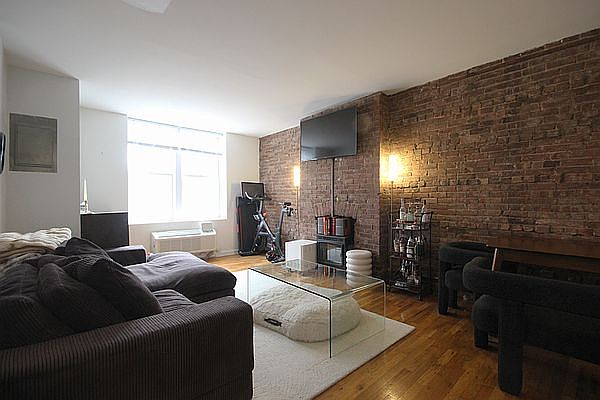 1st image of 124 Garden St APT 1