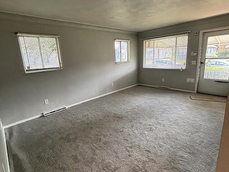 620 Evesham Ave — Photo 3