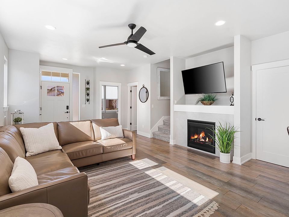 1st image of 3722 NE Petrosa Ave
