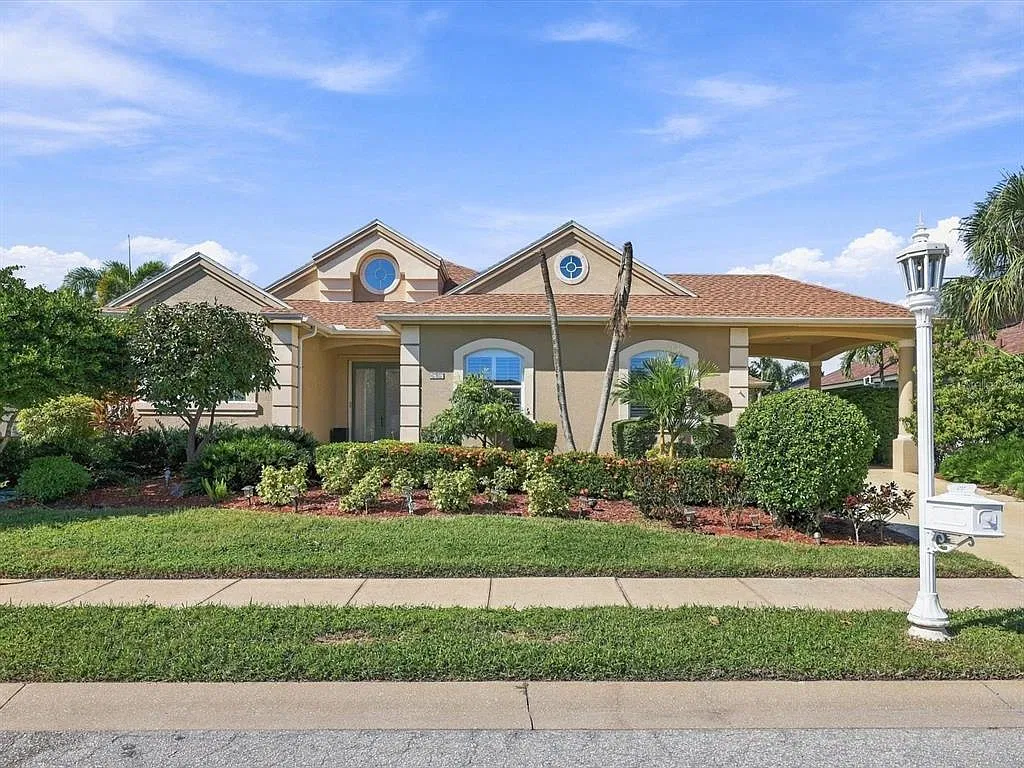 3 bed, 2.5 bath, 2213 sqft, $3,950 — Photo 3