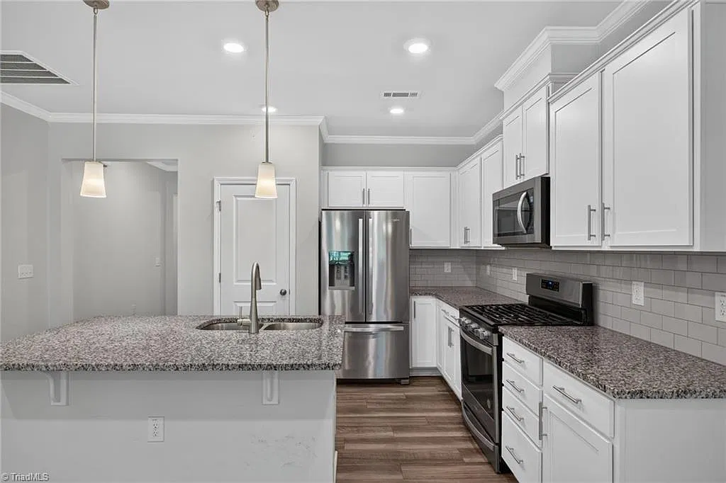 3 bed, 2.5 bath, 1841 sqft, $1,800 — Photo 3