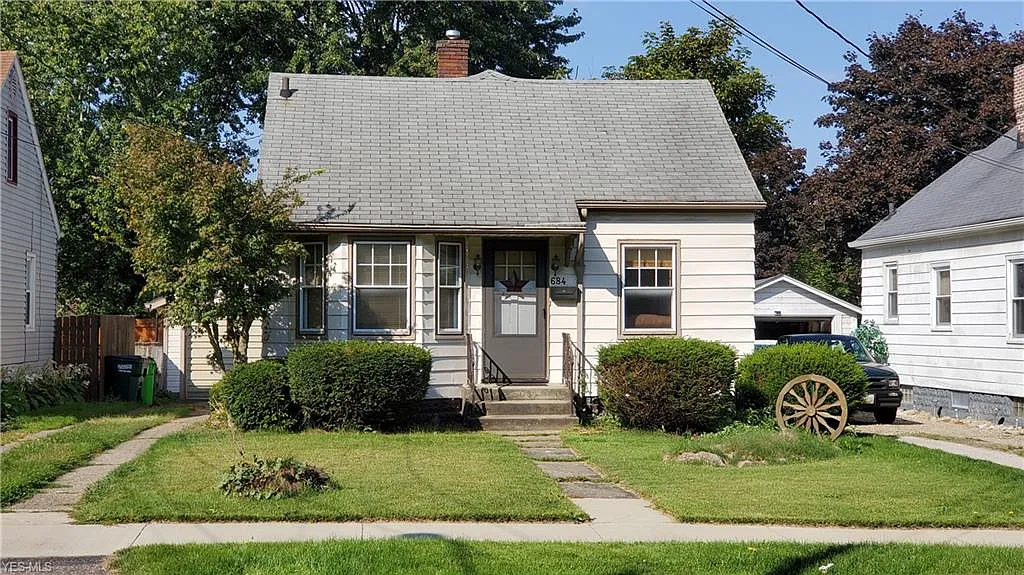 684 Charles Ave photo 1