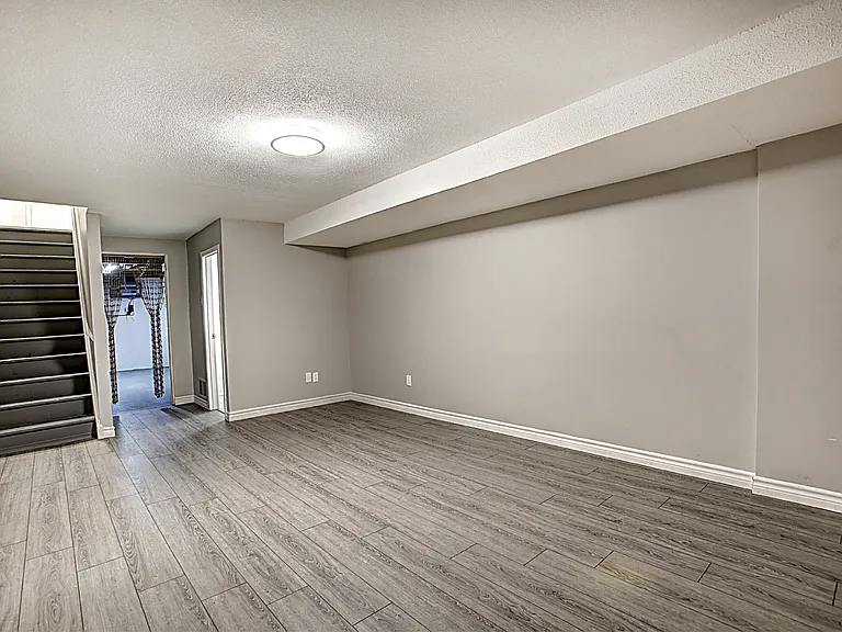 200 Lakeshore Rd W — Photo 22