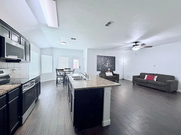 520 Cantebury Park Ln — Photo 8