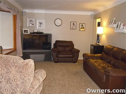 Beautiful oak bay window and fresh paint.