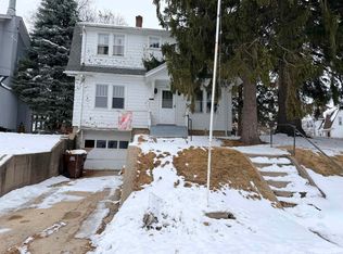 826 W Chestnut St, Freeport, IL 61032