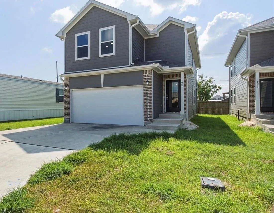3 bed, 2.5 bath, 1875 sqft, $1,795 — Photo 1