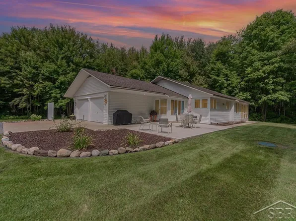 3416 N Sturgeon Rd, Midland, MI 48642