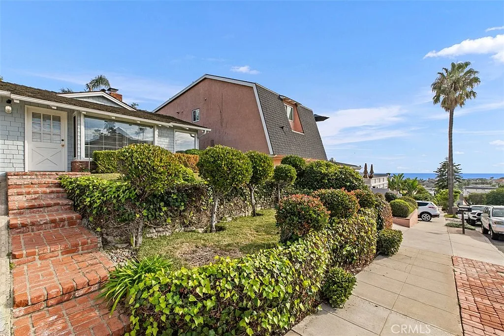 2 bed, 1.5 bath, 900 sqft, $4,500 — Photo 3