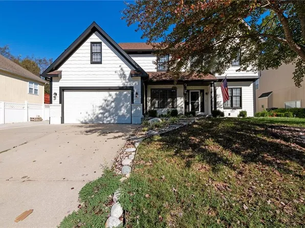 704 Cottonwood Dr, Lansing, KS 66043