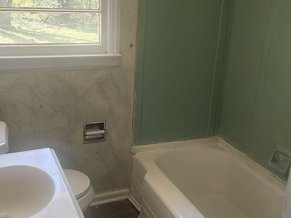 2nd image of 2055 Pinehill Dr