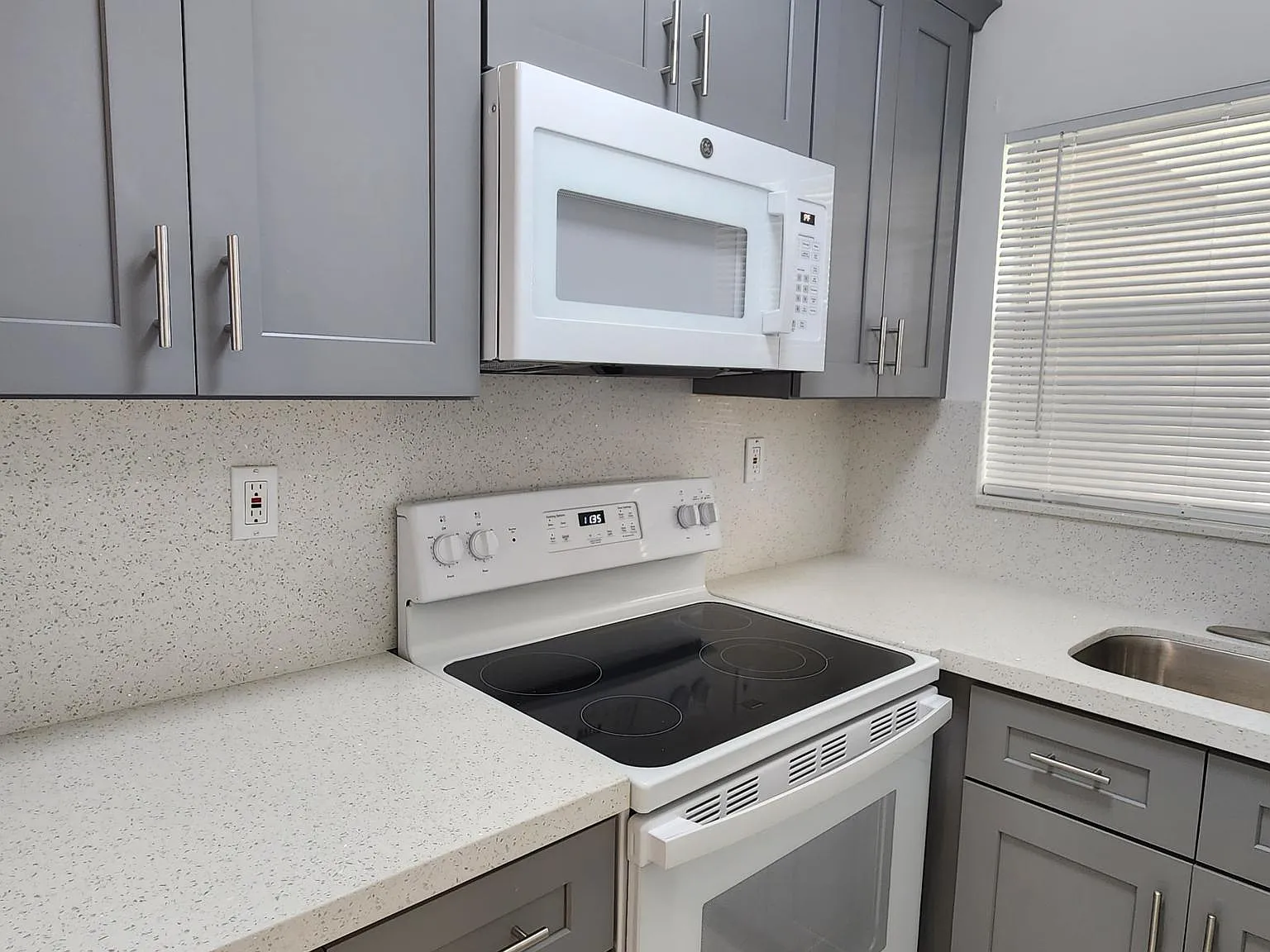 2466 Lincoln St — Photo 2