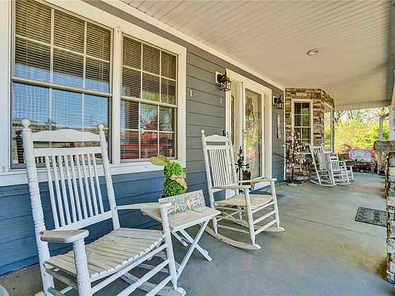 3rd image of 21 Martin Dr