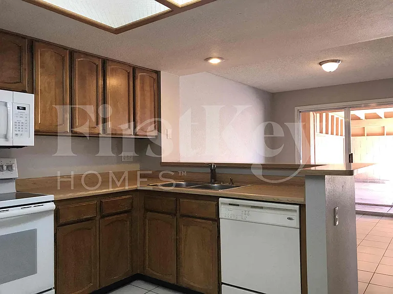 526 E Topeka Dr — Photo 8