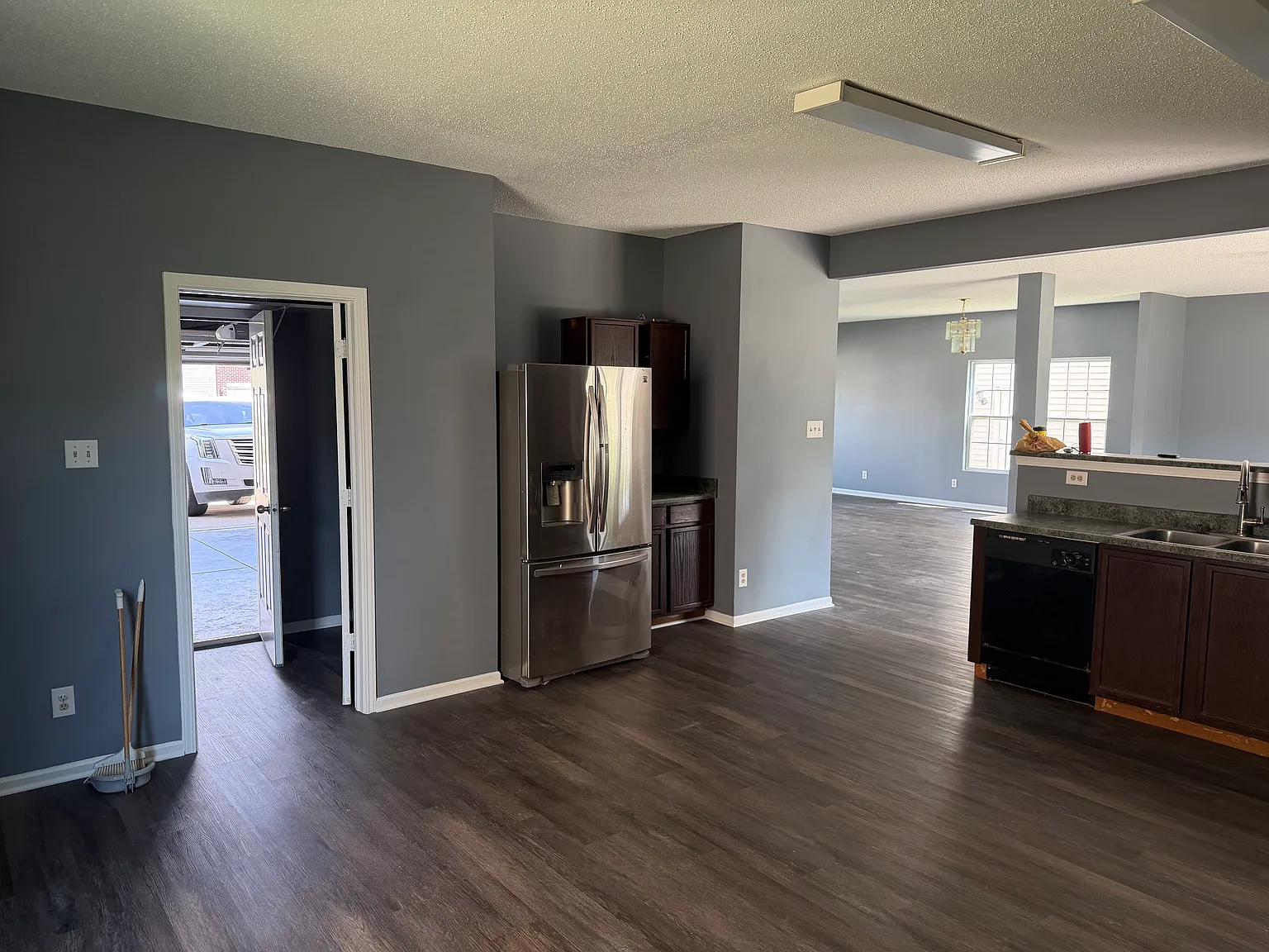 4 bed, 2.5 bath, 2900 sqft, $2,000 — Photo 4