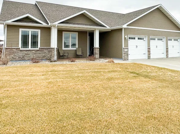 1816 Valley Bluffs Dr SE, Minot, ND 58701