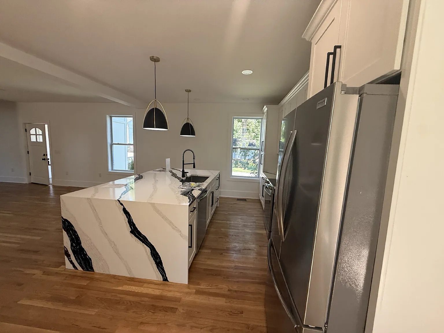 3 bed, 3.5 bath, 2400 sqft, $3,895 — Photo 4