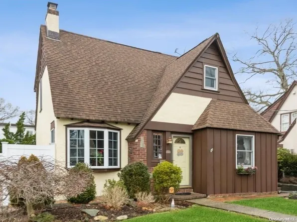 12 Lincoln Avenue, Massapequa Park, NY 11762