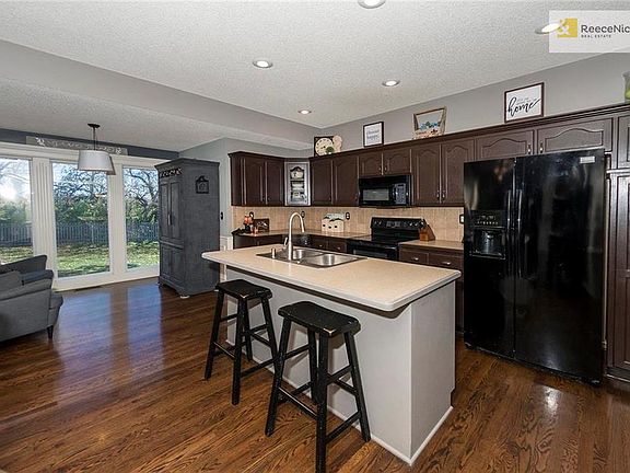3rd image of 1325 SE Dalton Dr