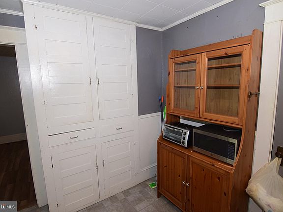 4th image of 479 E High St