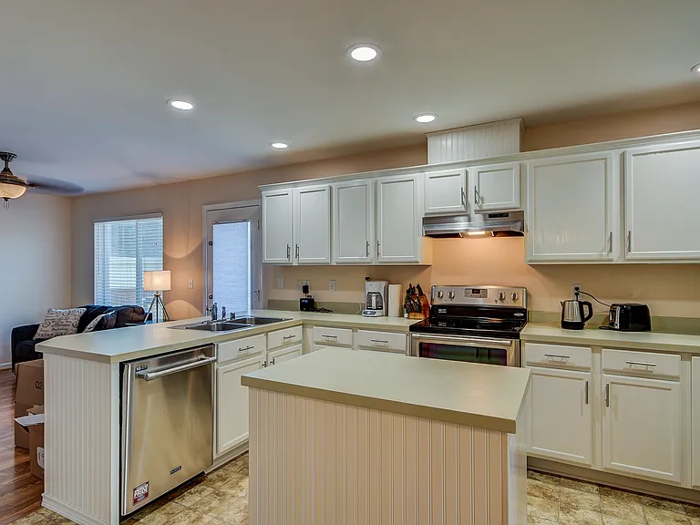 1182 NW Redwing Dr — Photo 2