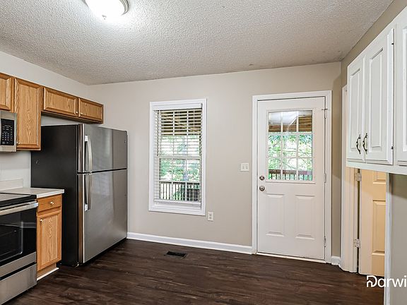 5th image of 379 Brookfield Dr