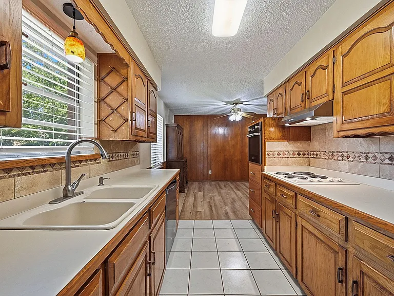 2506 Glen Ct — Photo 8
