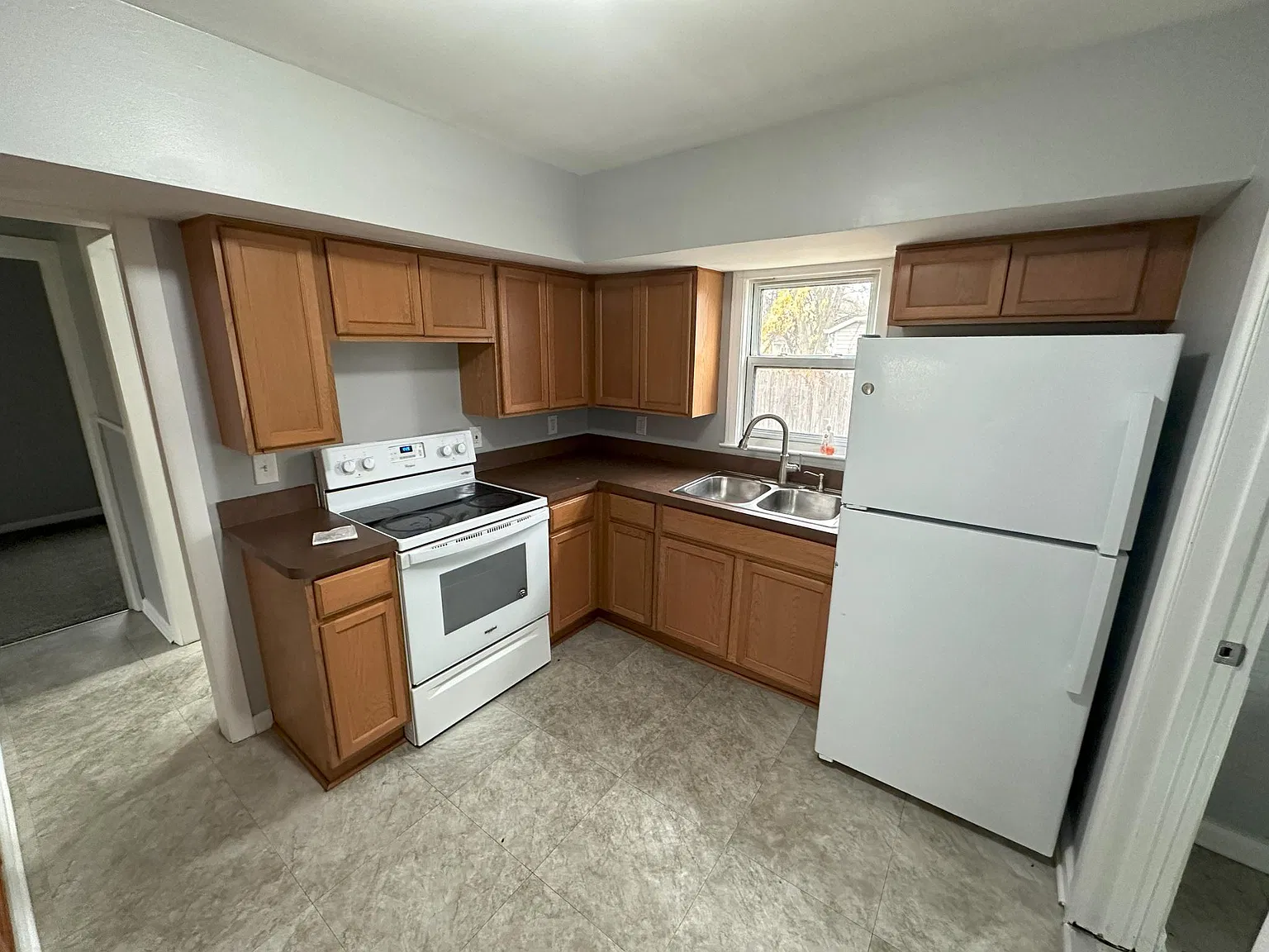 3 bed, 900 sqft, $1,300 — Photo 3