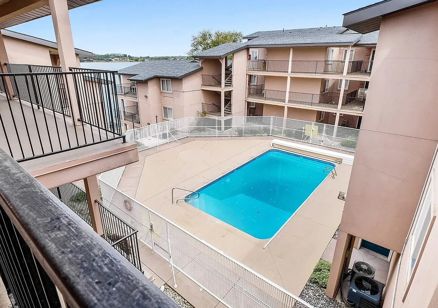 Lake Front Condo! Available NOW! — Photo 3