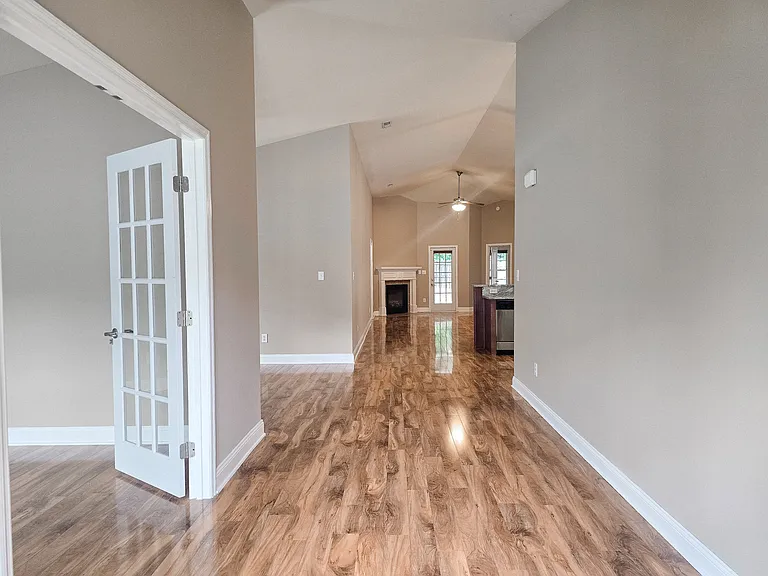 146 Alderwood Dr — Photo 2