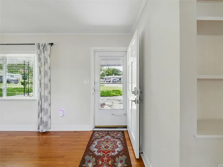 1426 Crestview Dr — Photo 2