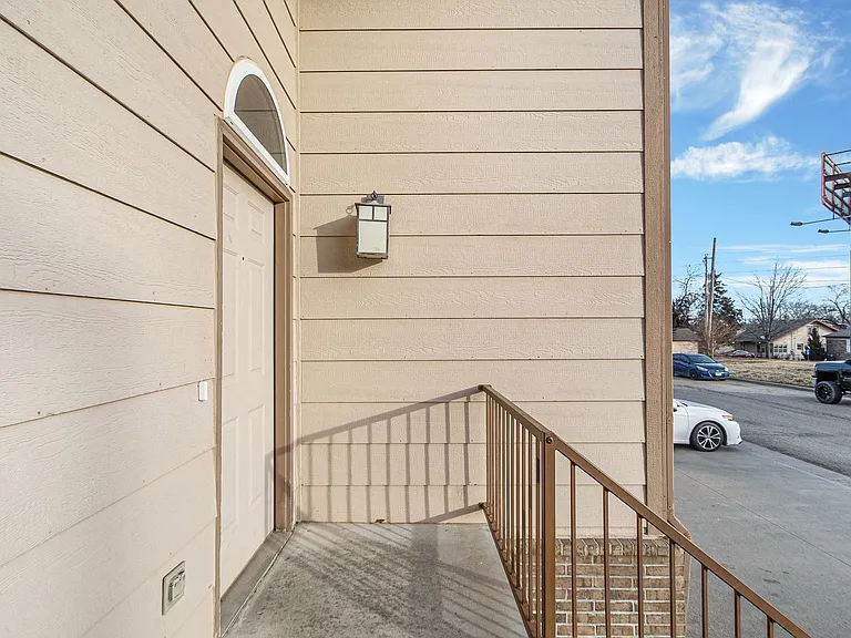 1104 Country Club Ln — Photo 2