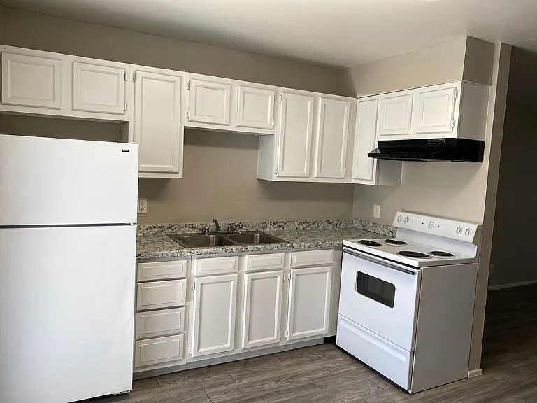 2414 W Devonshire Ave — Photo 19